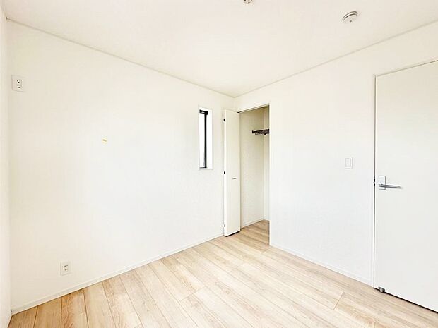 お子さまのお部屋としても！衣類の整理整頓に便利なクローゼット付きの洋室！