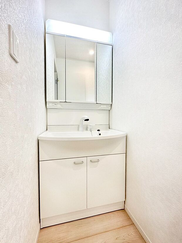 収納力と機能性に優れた洗面化粧台  