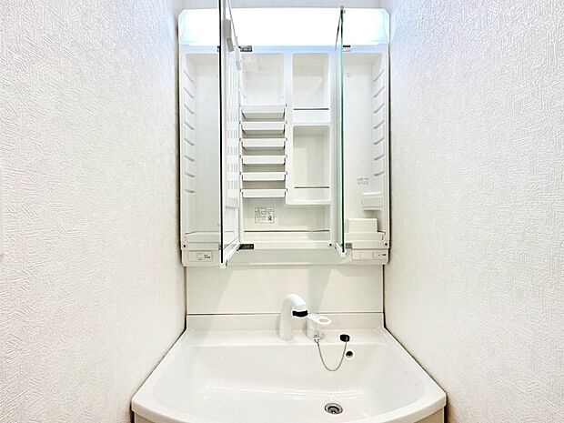 三面鏡の裏に、化粧品や衛生用品などを収納可能。洗面台をすっきりと保ちます！  