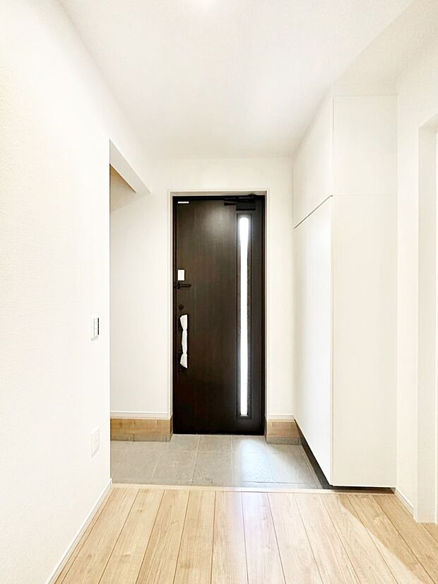 玄関ドアにスリッドラインが入っているので光の演出をしてくれます!