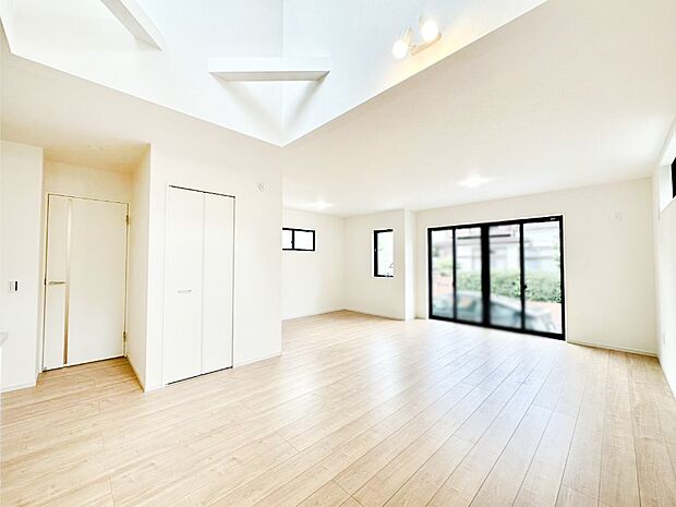 リビング上部には吹抜けを採用。明るい陽光に包まれる空間で家族団らん!