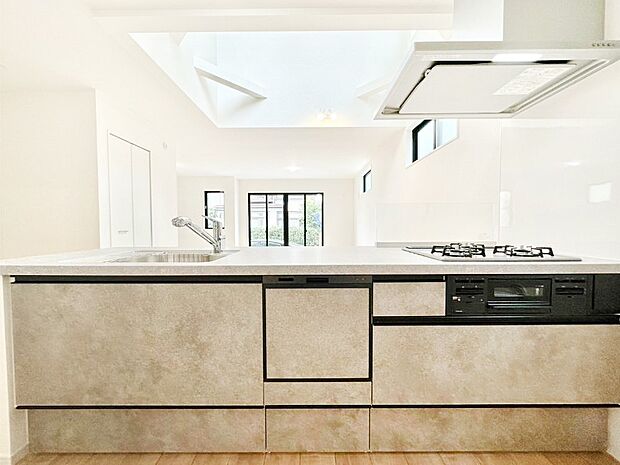 リビングで遊ぶお子様を見守りながらお料理ができる対面キッチン