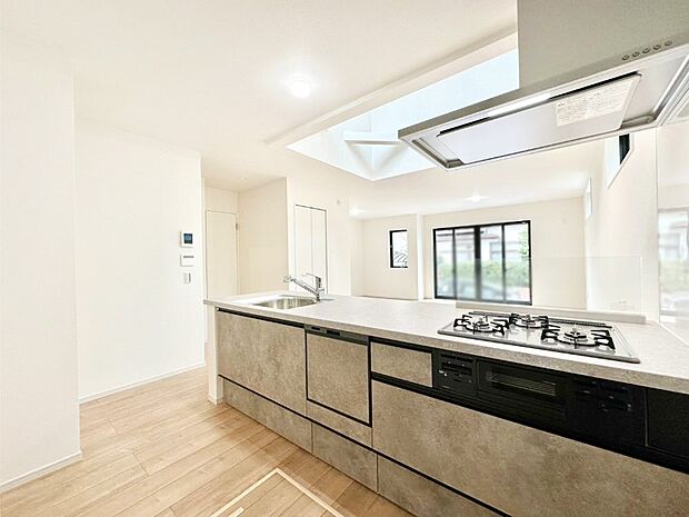 カウンター越しに楽しいおしゃべり。いつものお料理がもっと美味しくなりそうですね。