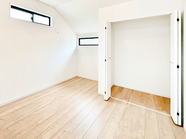 洋室のクローゼット。奥行きがあるので厚手の衣類もすっきり収まります。