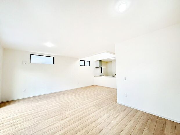 快適な床暖房付きの広々リビング。家族が自然と集まる憩いのスペースになりそう