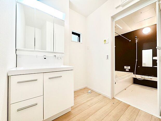 ゆとりの洗面スペースで朝の身支度もラクラク