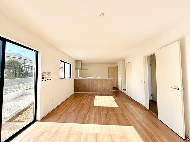 明るい陽光が注ぎ、寛ぎの雰囲気に満たされるリビング・ダイニング。 　