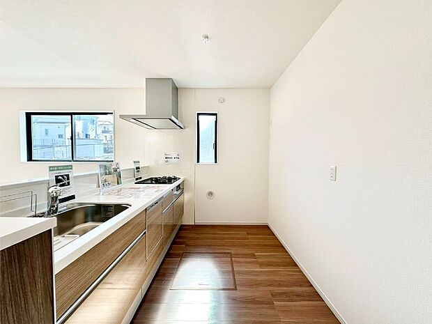 爽やかな風が通り抜けるキッチン。窓があるので明るく換気にも役立ちます。