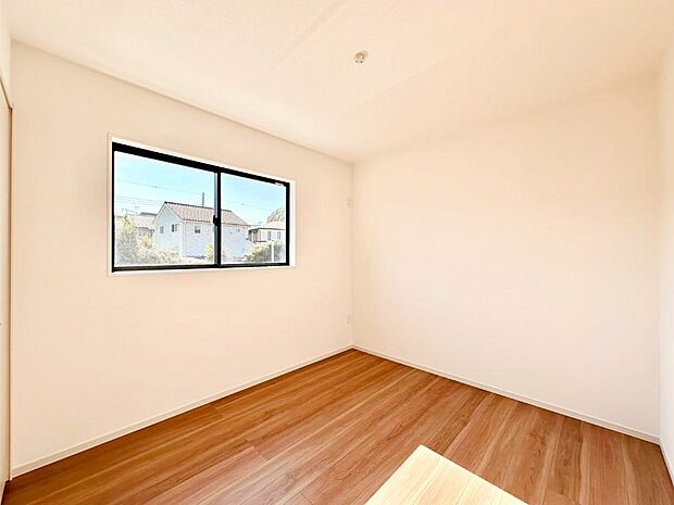 窓からのやさしい光が心地よいプライベートルーム　