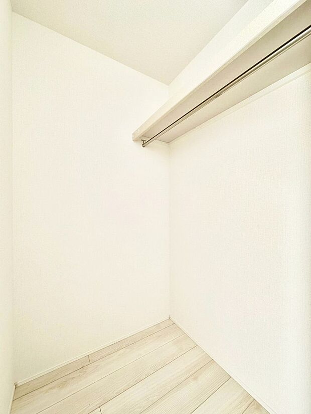 衣類をハンガーに掛けたまま収納できるWIC。衣類の整理整頓がしやすくて便利です!