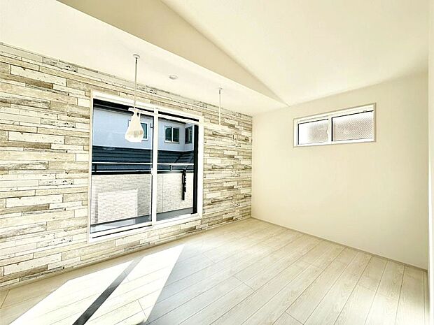 バルコニーが開放感をプラスしてくれる洋室