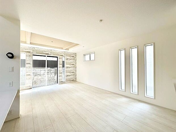 明るい陽光が注ぎ、寛ぎの雰囲気に満たされるダイニング。