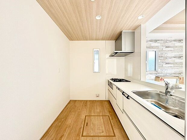 爽やかな風が通り抜けるキッチン。窓があるので明るく換気にも役立ちます。