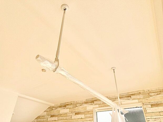 室内物干しポール。梅雨や花粉の時期に大活躍します。