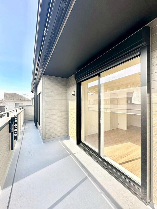 暖かな陽光が降り注ぐバルコニーはお洗濯におすすめ。爽やかな風も心地よいです。