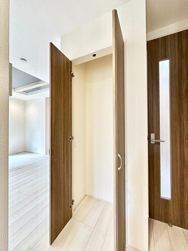 キッチン横収納。食器や食材のストックはもちろん、日用品の収納など使い方はいろいろ  