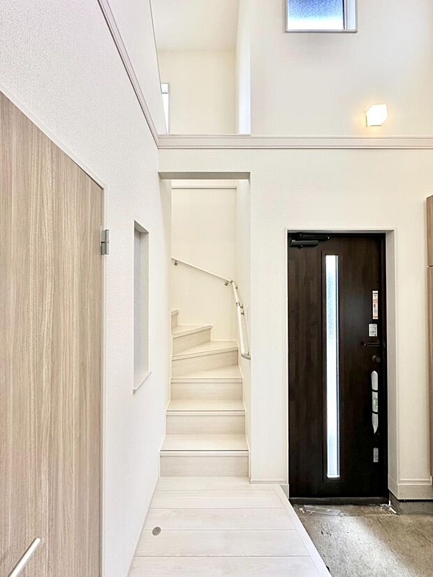 階段は手すり付きなので小さなお子さまやご高齢の方も安心です