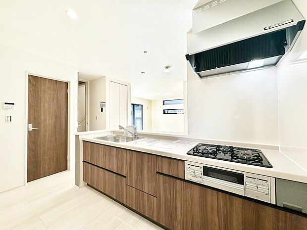 カウンター越しに楽しいおしゃべり。いつものお料理がもっと美味しくなりそうですね。