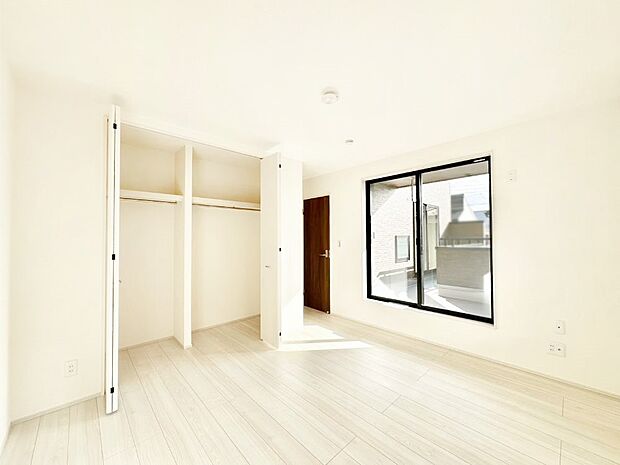 明るいバルコニーサイドに洋室を設置。目覚めの良い寝室に。