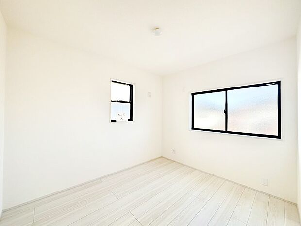 2面採光で気持ちよく自然光が取り入れられるのでお子様のお部屋にもピッタリ