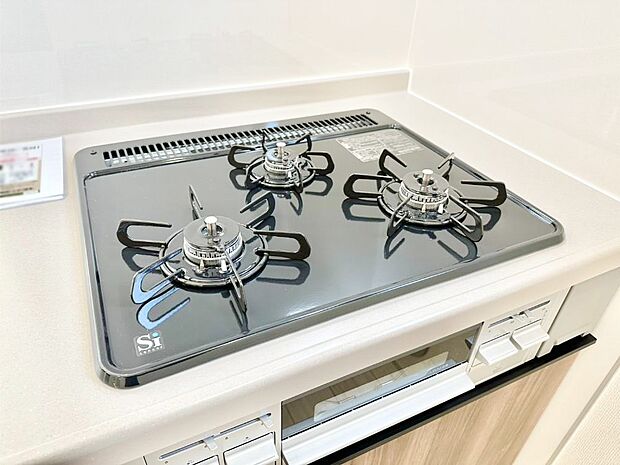 ガスコンロはＳｉセンサー搭載。火力調節や焦げ付き・消し忘れも防いでくれます。