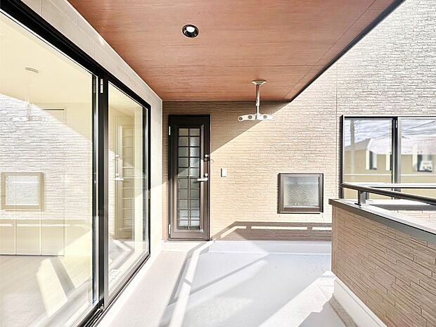 インナーバルコニーなのでお仕事中やお出掛け中の急な雨も安心！