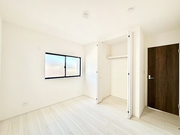 やさしい光がさしこむ居室はしっかり収納付き