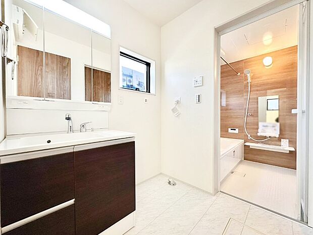 清潔感ある洗面化粧室で朝の身支度も快適