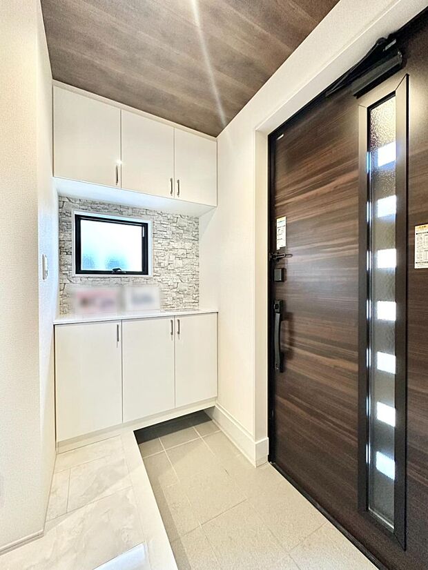 ガラススリットの入った玄関ドアが室内に光を届けてくれます