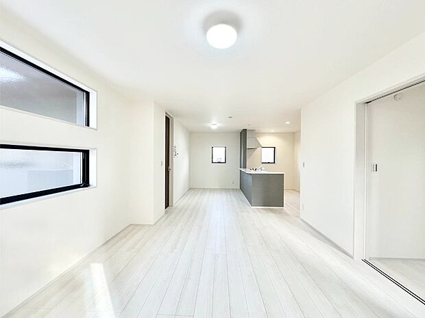 明るい陽光が注ぎ、寛ぎの雰囲気に満たされるリビングダイニング