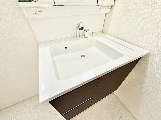 ハンドシャワー付き！使いやすい洗面台。