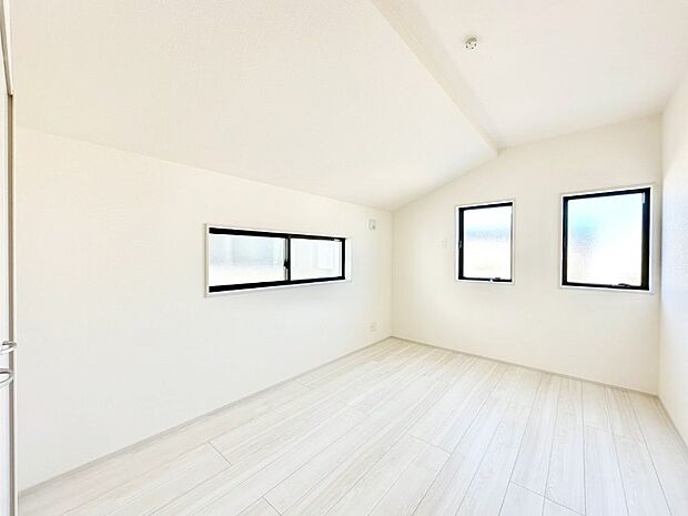 窓からのやさしい光が心地よいプライベートルーム