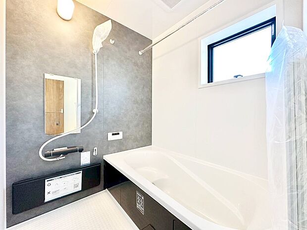 一日の疲れを癒してくれる明るい清潔感のあるバスルーム