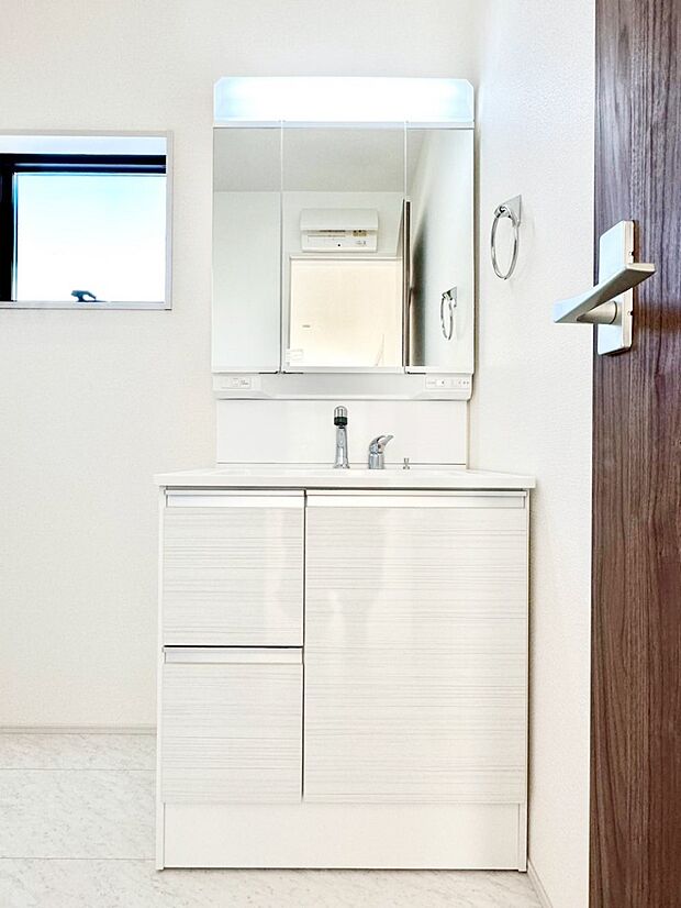 収納力と機能性に優れた洗面化粧台