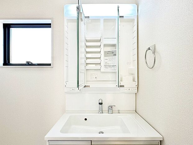 三面鏡の裏に、化粧品や衛生用品などを収納可能。洗面台をすっきりと保ちます！