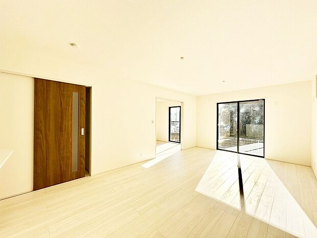隣接の和室を開放すればさらに広々空間に