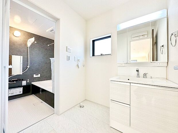 清潔感ある洗面化粧室で朝の身支度も快適