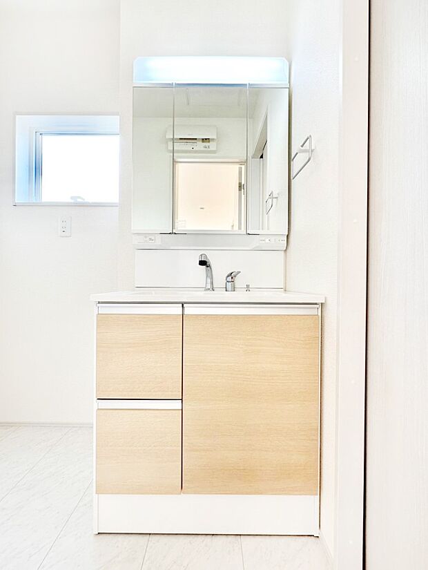 三面鏡キャビネット・シャワー付き洗面化粧台で忙しい朝の身支度もスムーズに!