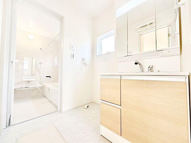 清潔感のある快適空間です。毎日の身支度も気持ち良くお使い頂けます。