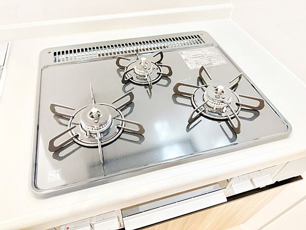 ガスコンロはＳｉセンサー搭載。火力調節や焦げ付き・消し忘れも防いでくれます。