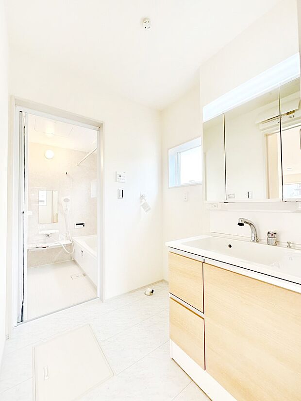 柔らかな朝の光を感じられる窓がついたランドリースペース