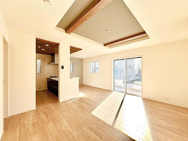 明るい陽光が注ぎ、寛ぎの雰囲気に満たされるリビング・ダイニング。　 