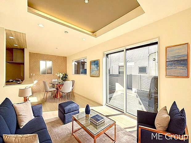 ご家族の賑やかな話し声で包まれる明るいリビング ※家具はCGです