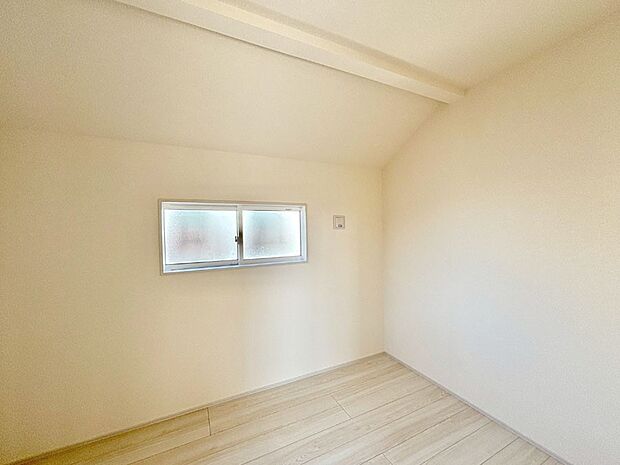 窓からのやさしい光が心地よいプライベートルーム