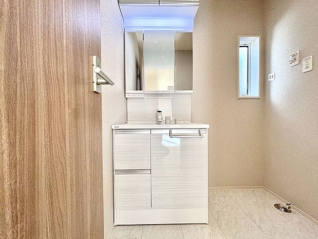 大きく見やすい三面鏡で清潔感ある洗面台は、身だしなみチェックや肌のお手入れにおすすめです。