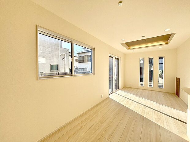 大きな窓からたっぷりの陽光と風を感じられるリビング