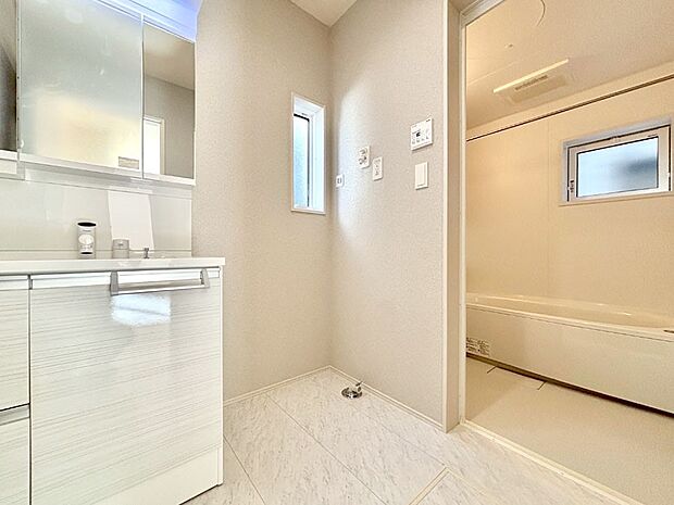 清潔感のある快適空間です。毎日の身支度も気持ち良くお使い頂けます。