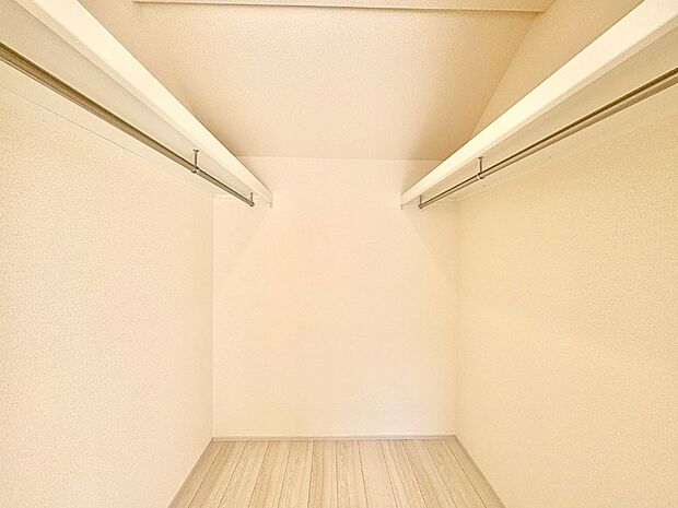 ウォークインクローゼット付きで生活空間を広く利用できます。