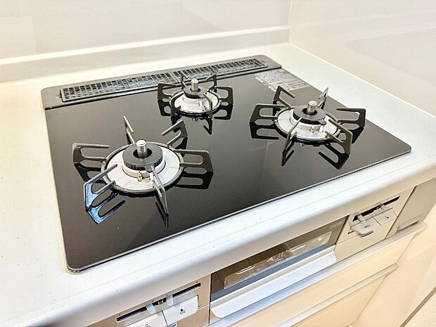 ガスコンロはSiセンサー搭載。火力調節や焦げ付き・消し忘れも防いでくれます。