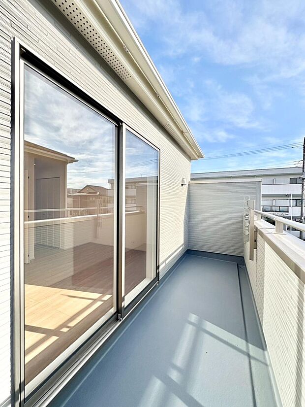 南向きのバルコニー！ご家族の洗濯物はもちろん、お布団もたっぷり干せます！